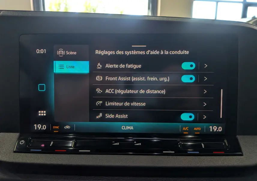 Écran tactile intérieur du Volkswagen Caddy 2025 affichant les réglages des aides à la conduite avec options activées.