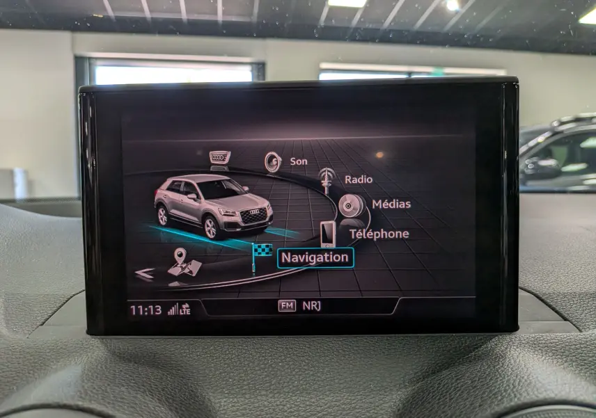 Écran central affichant la navigation avec une représentation 3D grise de l'Audi Q2 vue de profil gauche.