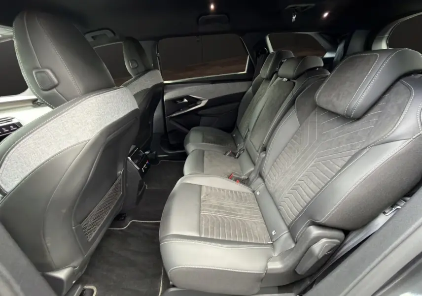 Vue latérale intérieure des sièges arrière en Alcantara gris foncé du Peugeot 5008 2025 version hybride GT.