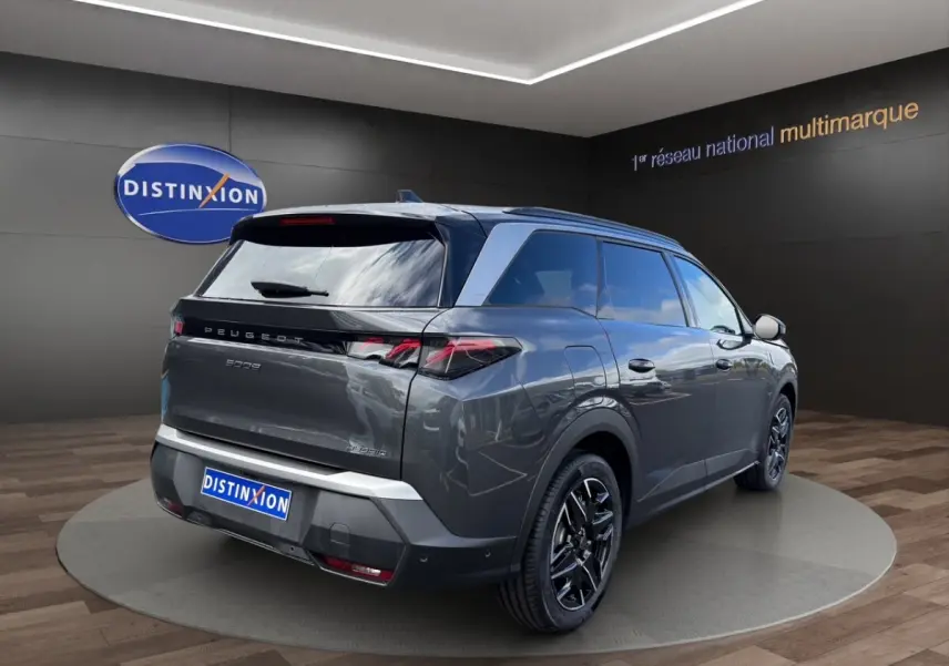 Peugeot 5008 gris foncé vue 3/4 arrière droit, avec feux LED et jantes noires distinctives.