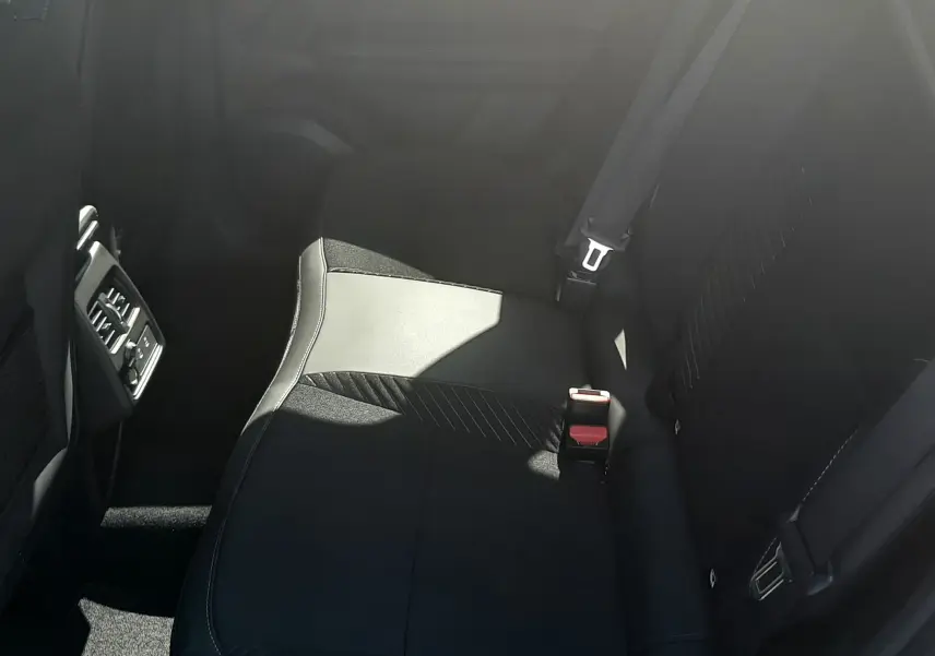 Vue intérieure du siège arrière droit en cuir noir avec surpiqûres blanches de la Renault Symbioz E-Tech Full Hybrid 2025.