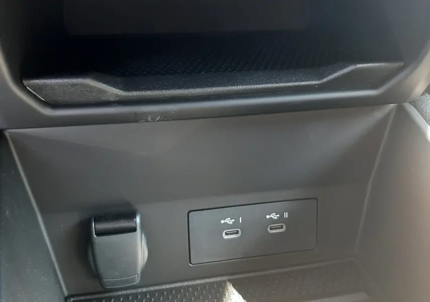 Prise USB-C double et prise 12V dans le rangement central intérieur du Renault Symbioz gris Cassiopée.