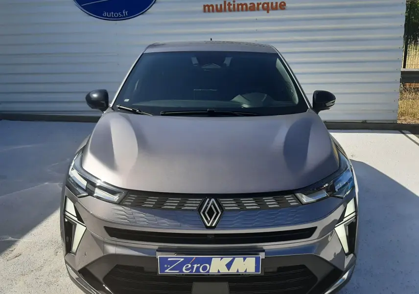 Vue frontale d'une Renault SYMBIOZ gris cassiopée avec calandre moderne et logo Renault bien visible.