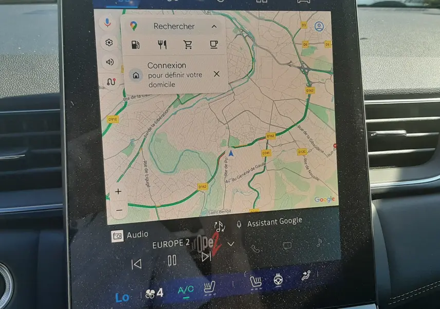 Écran tactile central du Renault Symbioz gris cassiopée, affichant la navigation Google Maps et commandes multimédia.