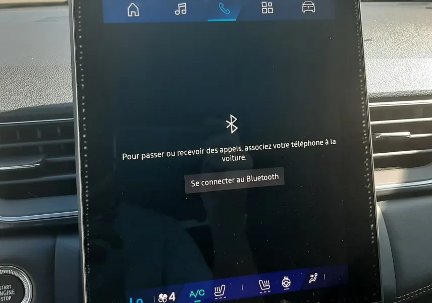 Écran tactile central du tableau de bord de la Renault Symbioz gris cassiopée, affichant la connexion Bluetooth.
