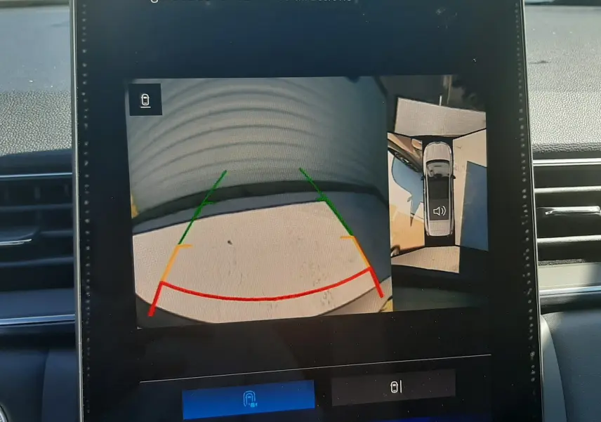 Écran multimédia du Renault Symbioz gris cassiopée montrant la caméra de recul et la vue à 360° intérieure.