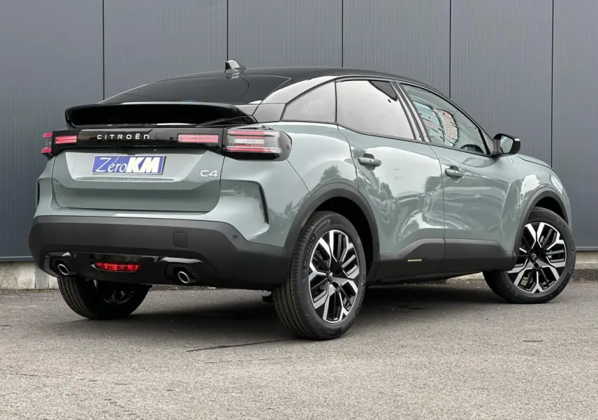 Citroën C4 Manhattan Green vue 3/4 arrière droit avec toit noir et jantes alliage 18 pouces diamantées