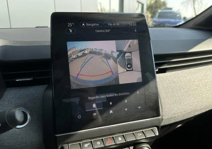 Écran tactile central affichant la caméra 360° dans l'habitacle de la Renault Clio Bleu Iron.