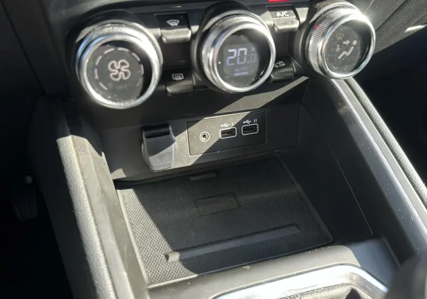 Gros plan sur la console centrale de la Renault Clio TCE 90 Techno avec commandes climatisation et ports USB visibles