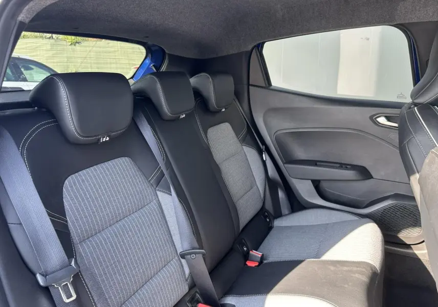 Vue intérieure côté droit des sièges arrière en tissu gris et noir de la Renault Clio TCE 90 Techno 2025.