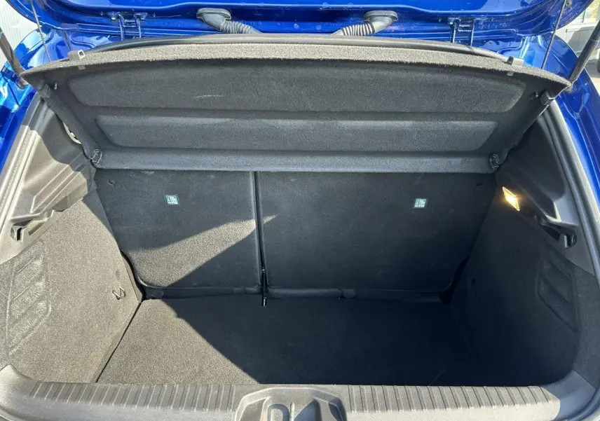 Coffre ouvert vu de l'arrière d'une Renault Clio Bleu Iron 2025, montrant un espace de chargement propre et spacieux.