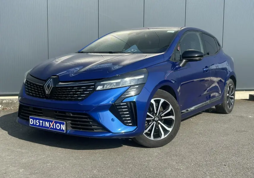 Renault Clio TCE 90 Techno bleu Iron vue 3/4 avant avec jantes alliage et calandre noire distinctive.