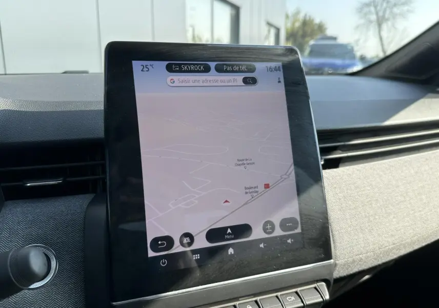 Écran tactile multimédia 9,3 pouces affichant la navigation dans l'habitacle d'une Renault Clio 2025.