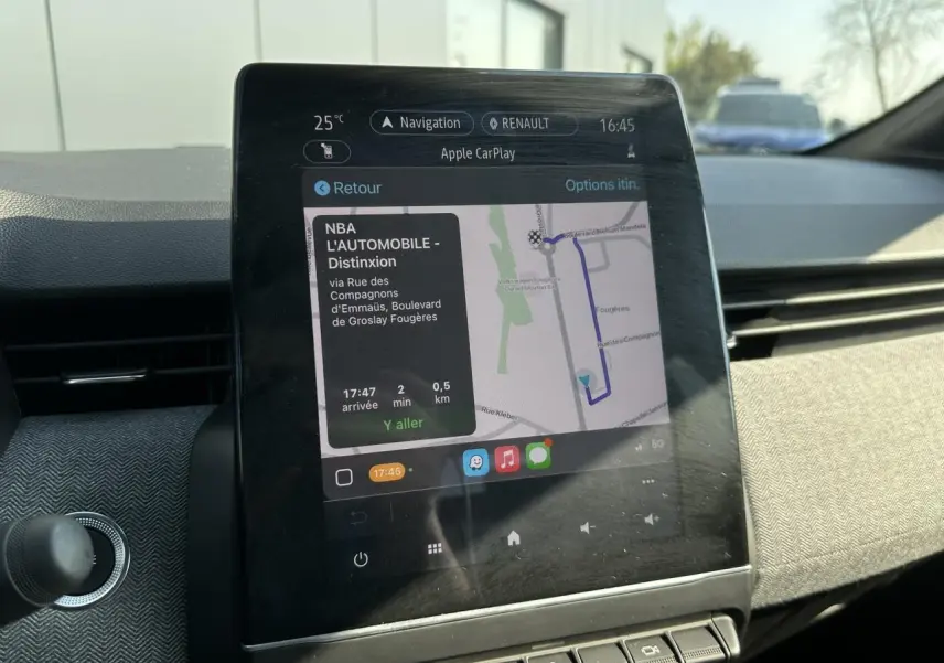 Écran tactile multimédia Easy Link 9,3" affichant la navigation dans l'habitacle d'une Renault Clio 2025.
