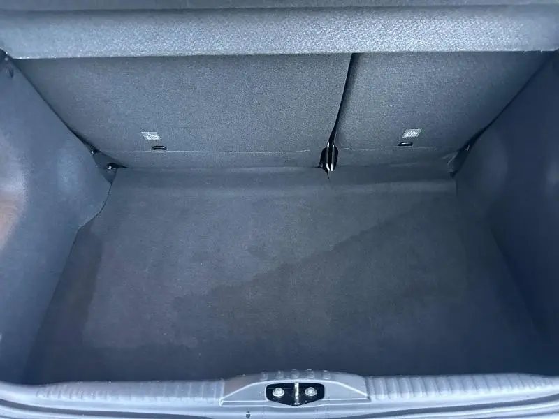 Coffre vide vu de dessus d'une Citroën C3 1.2 PureTech 83ch Shine 2023, intérieur gris foncé sans chargement.
