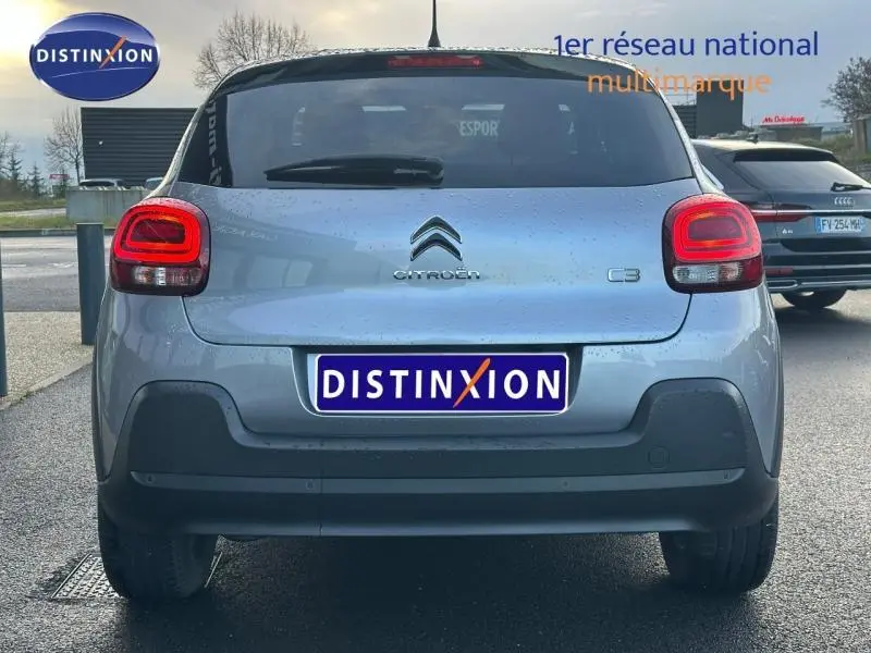 Vue arrière d'une Citroën C3 gris 2023 avec feux arrière distinctifs et logo centré sur le hayon.