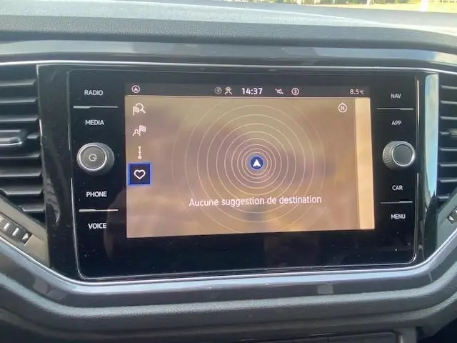 Écran central tactile du Volkswagen T-Roc gris Indium, affichant le GPS sans suggestion de destination.