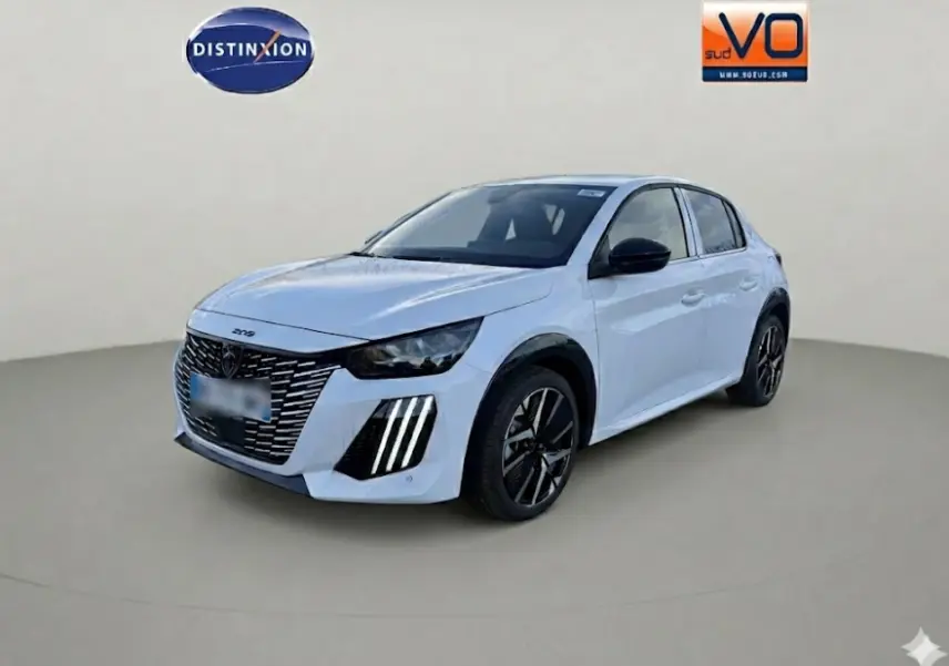 Peugeot 208 Hybrid blanc en 3/4 avant droit, avec calandre noire et jantes alliage 17 pouces distinctives.