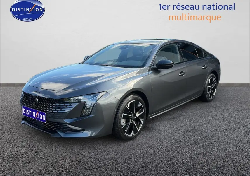 Peugeot 508 Hybrid gris titane en 3/4 avant droit, avec calandre noire et jantes alliage distinctives.