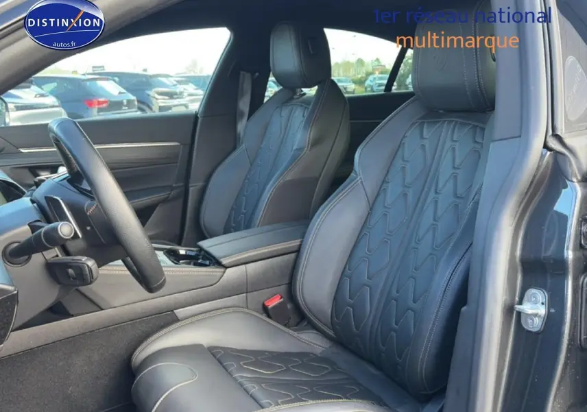 Vue intérieure côté conducteur de la Peugeot 508 Hybrid 225 gt e-eat8 avec sièges cuir noirs et surpiqûres contrastées.