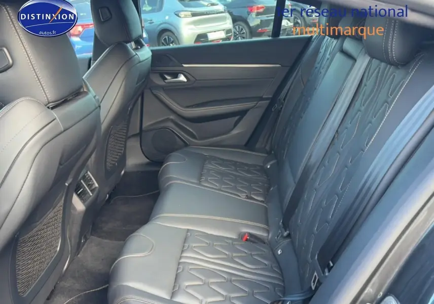 Intérieur arrière de la Peugeot 508 Hybrid gris titane, vue côté droit sur les sièges en cuir avec surpiqûres décoratives.
