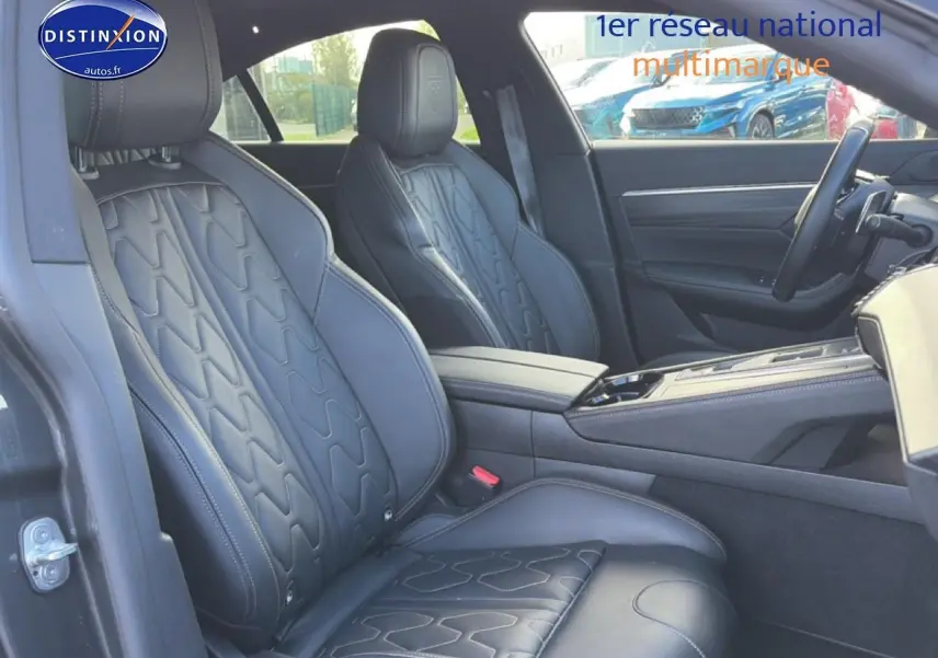 Intérieur de la Peugeot 508 Hybrid 225 gt e-eat8 vu côté droit, sièges cuir noirs avec surpiqûres et console centrale.