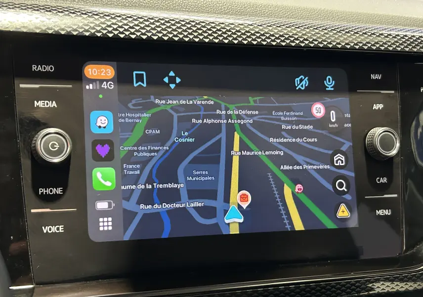 Écran tactile central du tableau de bord de la Volkswagen Polo gris, affichant la navigation GPS en mode carte.
