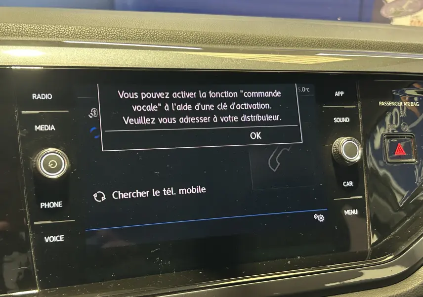 Écran tactile central de la Volkswagen Polo 2018 affichant un message d'activation de commande vocale, entouré de boutons fonctionnels.