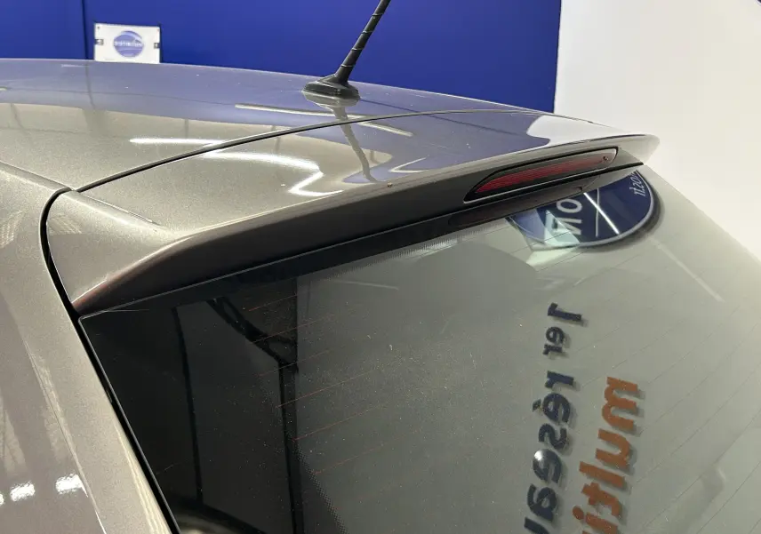 Vue rapprochée du toit et lunette arrière grise d’une Volkswagen Polo 2018 avec antenne et feu stop intégré au spoiler.