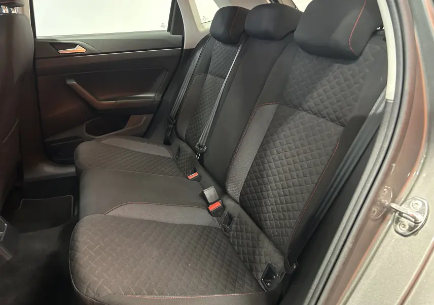 Vue intérieure côté droit des sièges arrière en tissu noir avec surpiqûres rouges d'une Volkswagen Polo gris 2018 à 5 portes.