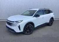 Peugeot 5008 blanc Okenite en vue 3/4 avant droit, avec jantes noires bi-ton et signature lumineuse LED distinctive.