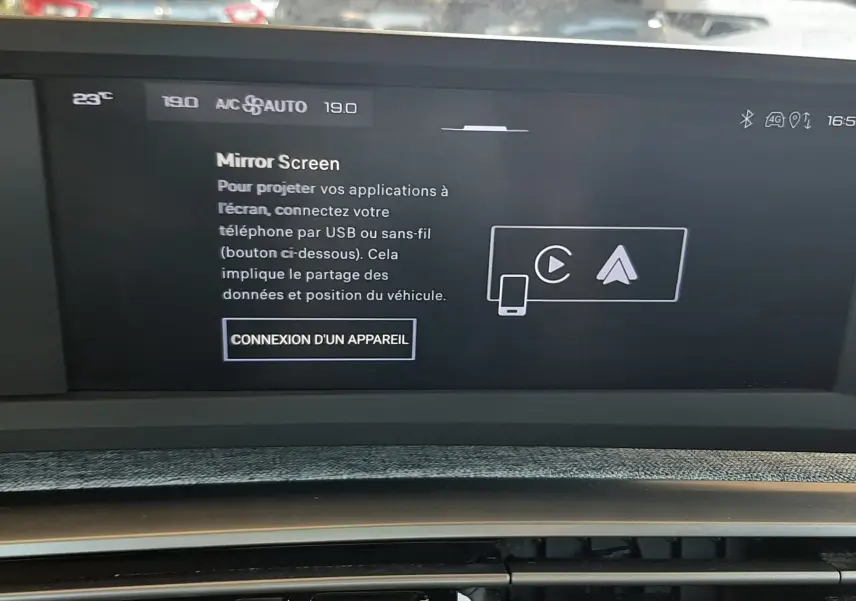 Écran central et console de la Peugeot 5008 Hybrid 2025, affichant l'interface Mirror Screen et bouton start/stop.