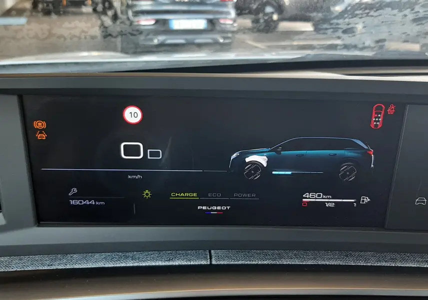 Tableau de bord numérique du Peugeot 5008 Hybrid 2025 affichant l'autonomie et la silhouette du véhicule en vue frontale.