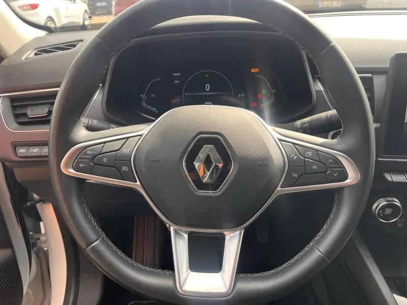 Volant cuir multifonction Renault Arkana 1.6 E-Tech hybride 2023 vu de face avec tableau de bord numérique.
