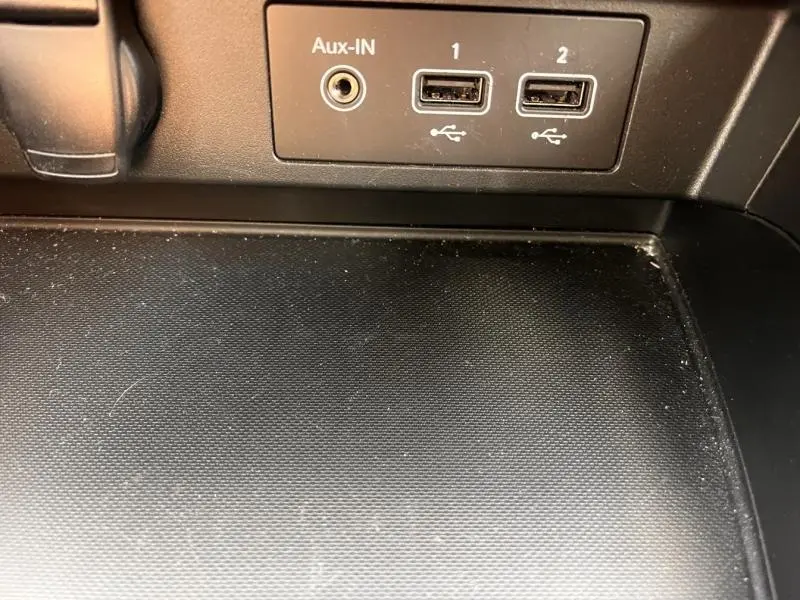 Gros plan intérieur sur la prise Aux-IN et deux ports USB du Renault Arkana blanc perle 2023.