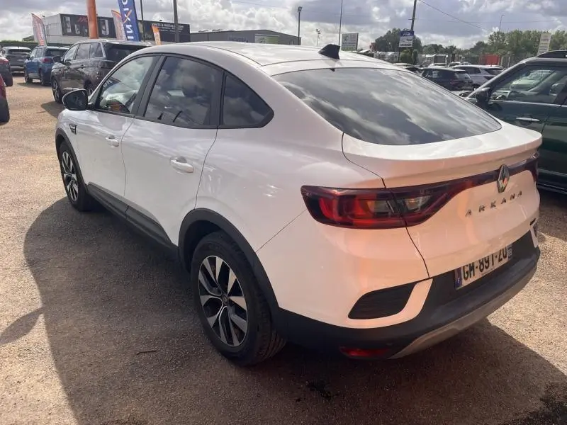 Renault Arkana blanc perle vu en 3/4 arrière droit, avec feux arrière LED et jantes alliage noires.