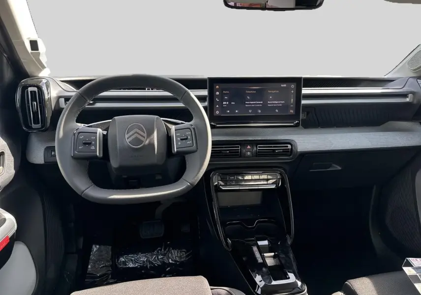 Vue intérieure avant du Citroën C3 Aircross blanc 2026, avec tableau de bord moderne et écran tactile central.