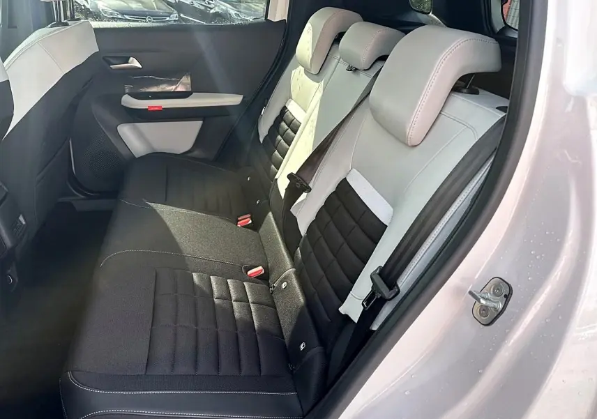 Vue intérieure côté droit des sièges arrière bicolores noir et blanc du Citroën C3 Aircross blanc 2026.