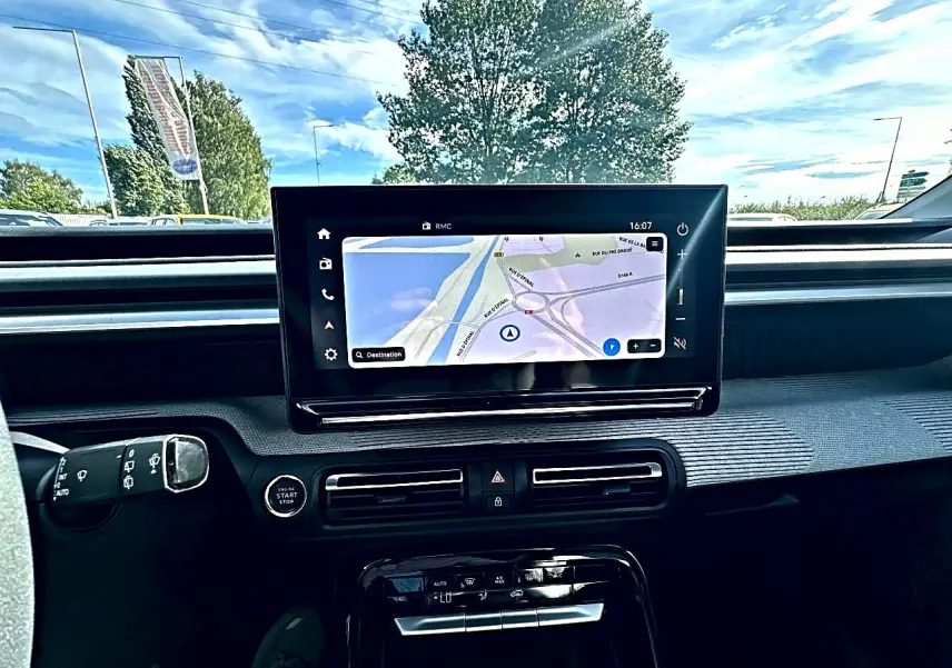 Vue intérieure du tableau de bord du Citroën C3 Aircross 2026 avec écran tactile GPS et commandes centrales noires.