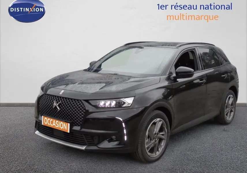 DS7 Crossback E-TENSE noir perle métal en 3/4 avant droit, avec calandre distinctive et feux LED allumés.