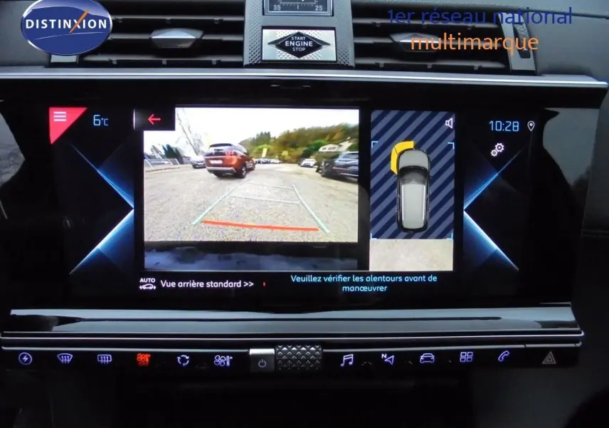 Écran tactile du DS7 Crossback noir perle métal montrant la caméra de recul et l'aide au stationnement en intérieur.