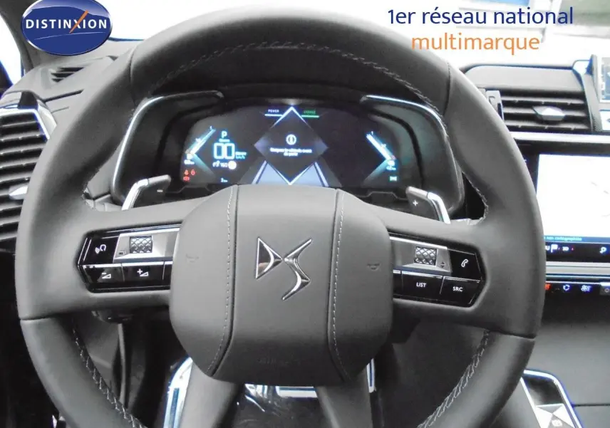 Volant en cuir noir avec logo DS au centre, tableau de bord numérique et écran tactile du DS7 Crossback E-TENSE 2021.