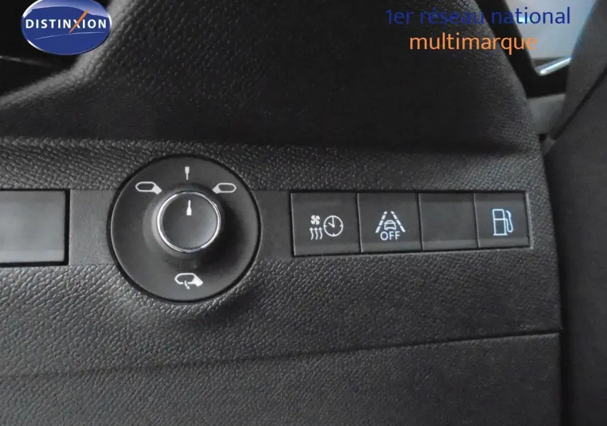 Bouton de réglage des rétroviseurs avec commandes d'assistance et indicateur de carburant dans un DS7 Crossback noir perle métal.