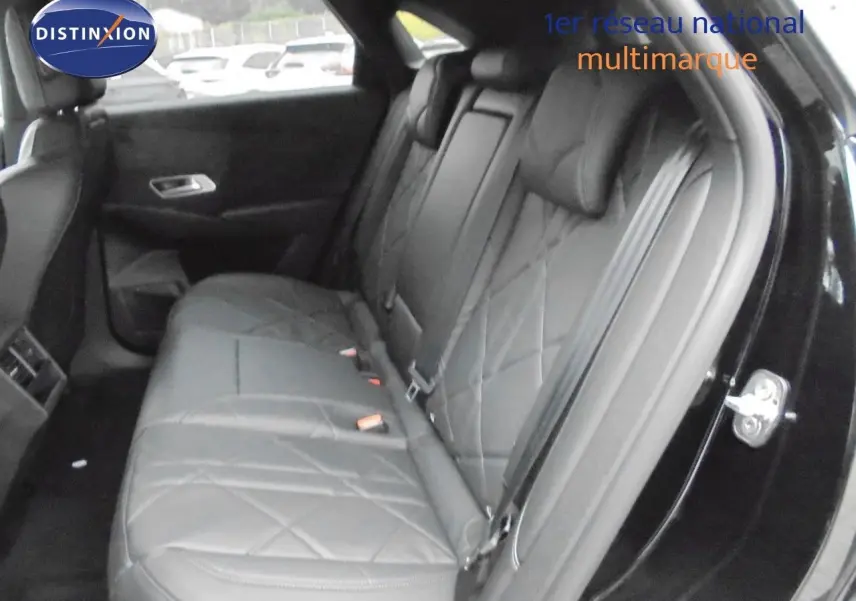 Vue intérieure côté droit des sièges arrière en cuir noir matelassé du DS7 Crossback E-TENSE 2021 noir perle métal.
