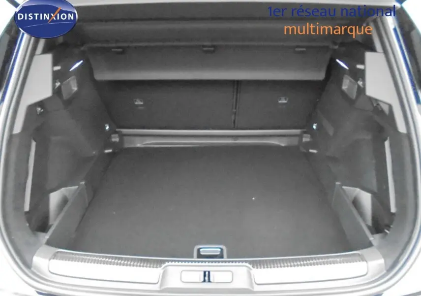 Coffre ouvert du DS7 Crossback noir perle métal, montrant un espace de chargement propre et spacieux.