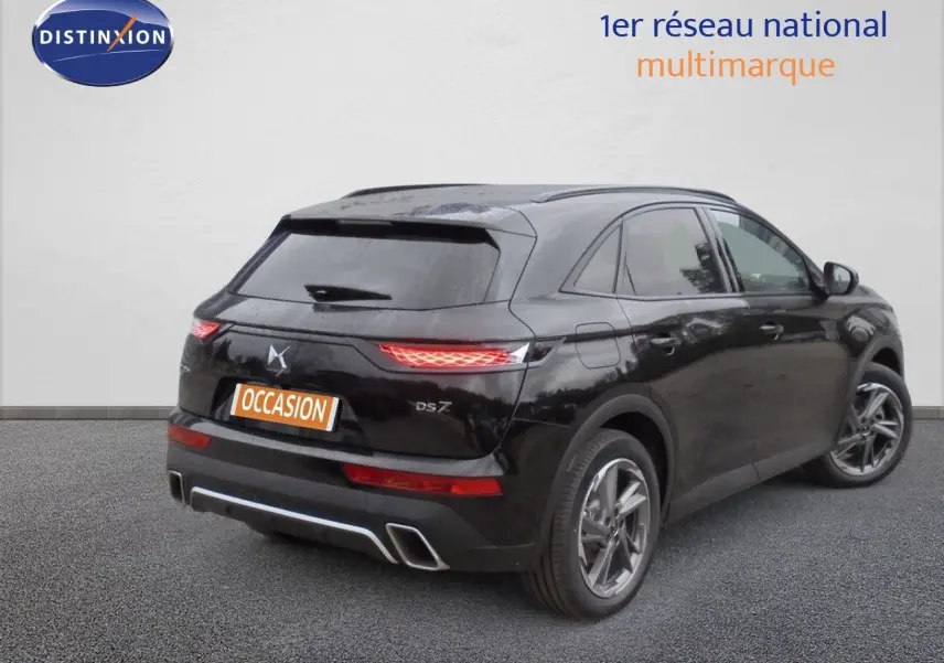DS7 Crossback E-TENSE noir perle métal vu en 3/4 arrière droit, avec feux arrière allumés et jantes alliage.