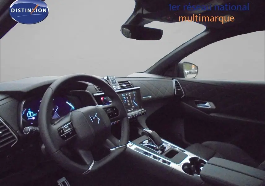 Vue intérieure côté conducteur du DS7 Crossback noir perle métal, mettant en valeur le tableau de bord digital et la console centrale moderne.