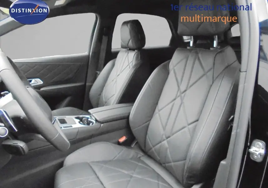 Intérieur du DS7 Crossback E-TENSE 2021 montrant les sièges avant en cuir noir matelassé côté conducteur et passager.