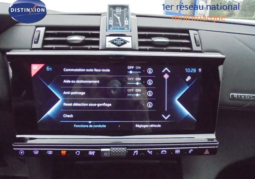 Tableau de bord du DS7 Crossback noir perle métal, vue frontale centrée sur l'écran tactile et horloge digitale.