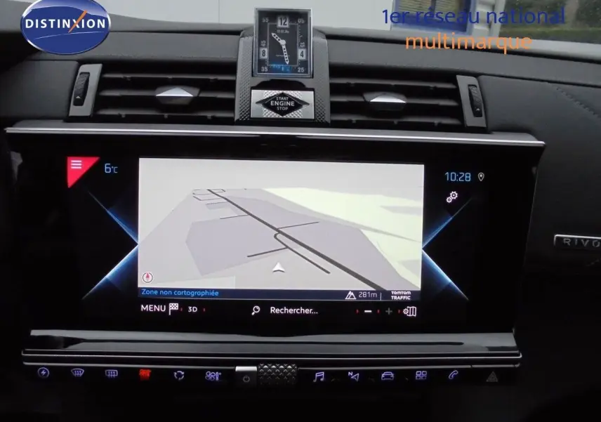 Tableau de bord du DS7 Crossback noir perle, vue frontale centrée sur l'écran tactile de navigation et horloge digitale.